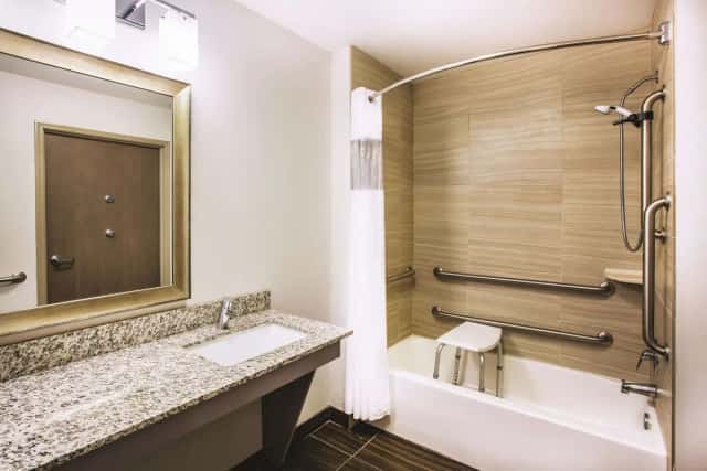 Jetted bathtub