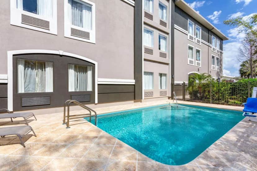 La Quinta Inn & Suites by Wyndham Tampa Bay Area-Tampa South — pool