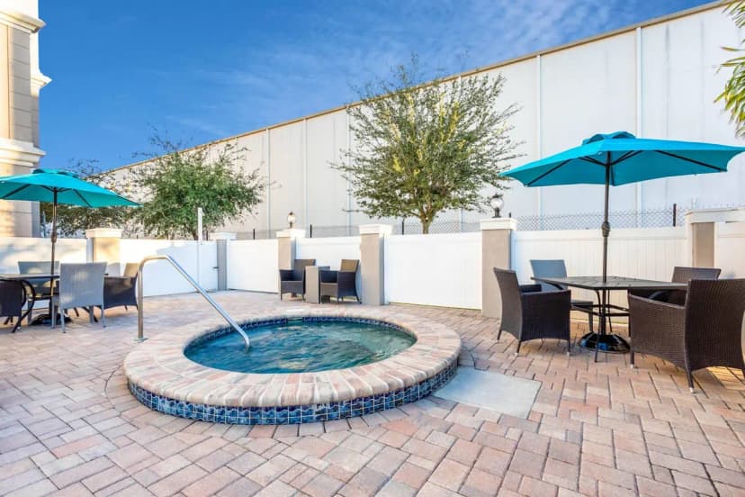 Hotels with jacuzzi in room in Tampa