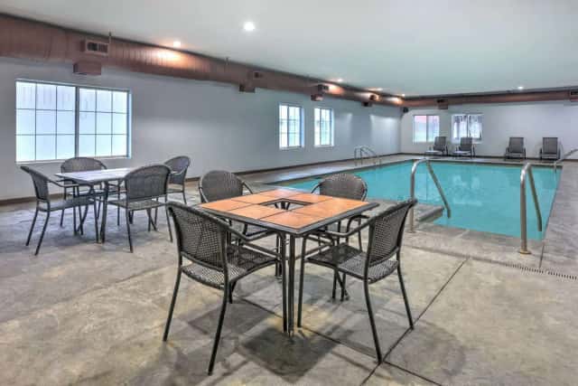 La Quinta Inn & Suites By Wyndham Tulsa Airpt / Expo Square — guest room