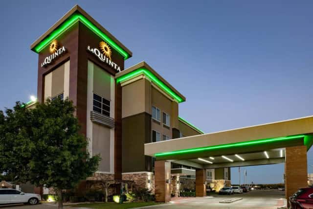 La Quinta Inn & Suites by Wyndham Tulsa - Catoosa Route 66 — guest room