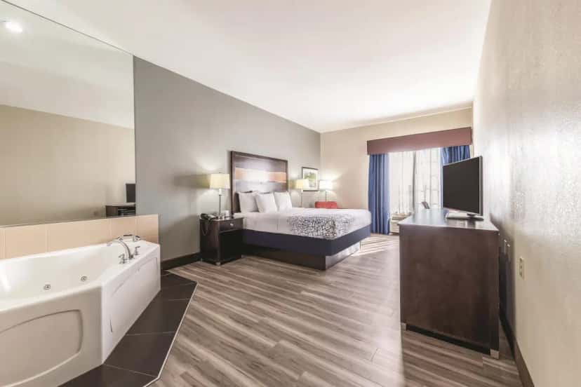 In-room hot tub at La Quinta Inn & Suites by Wyndham Tulsa - Catoosa Route 66 in Catoosa, OK