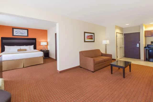 La Quinta Inn & Suites By Wyndham Tulsa Midtown — guest room