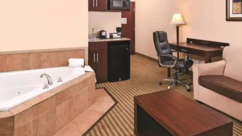 Hotels with jacuzzi in room in Woodward