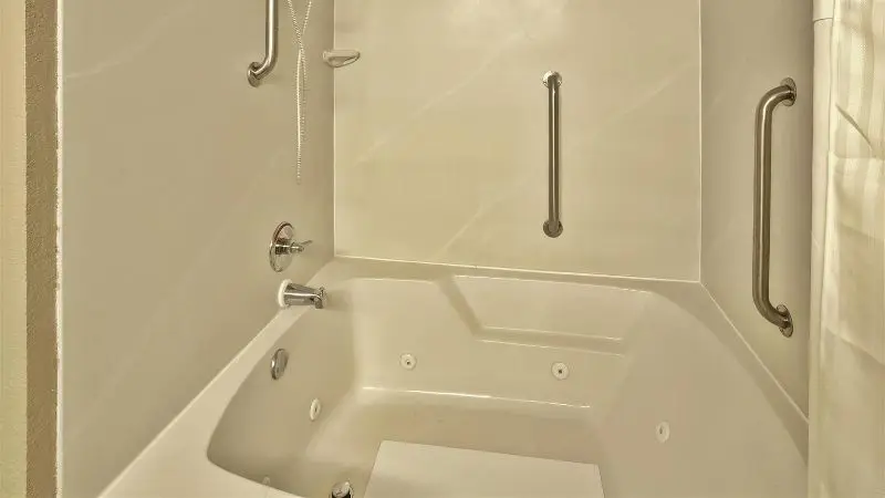 Hotels with jacuzzi in room in Summersville