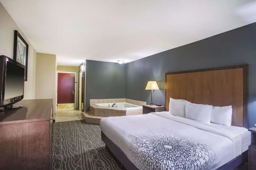 Hotels with jacuzzi in room in Richmond