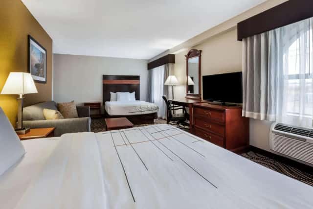 La Quinta Inn by Wyndham Sandusky Near Cedar Point — guest room
