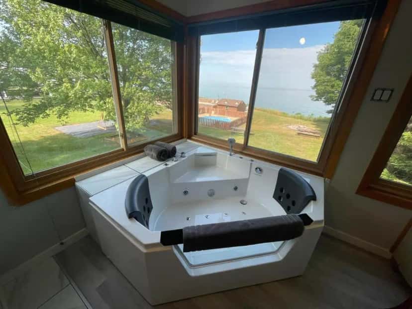 In-room hot tub at Lake Bluff Inn and Suites in South Haven, MI