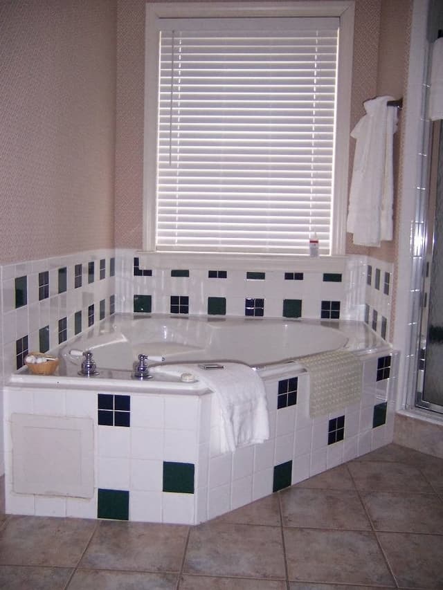 Jetted bathtub