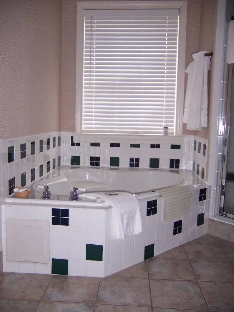 Hotels with jacuzzi in room in Hiawassee