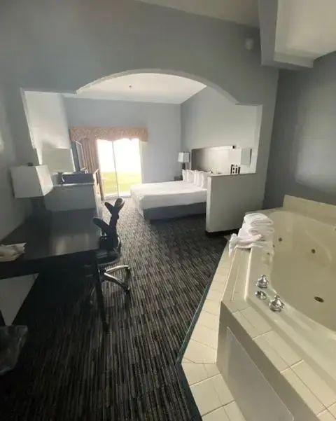 In-room hot tub at Lakeside Resort & Conference Center in Maple Valley, WA
