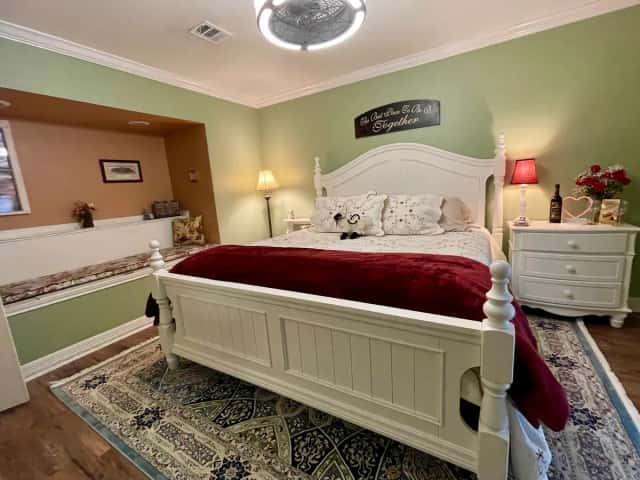 Lamb's Rest Inn — guest room