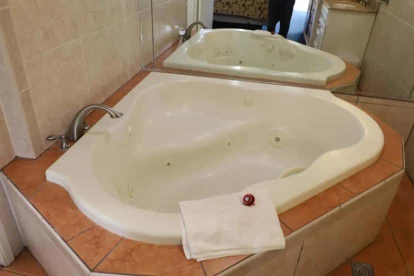 In-room hot tub at Lambert Inn in Bell, CA
