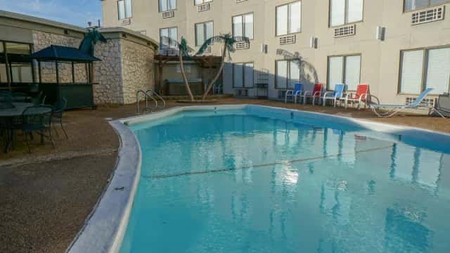 Lamplighter Inn & Suites North — guest room