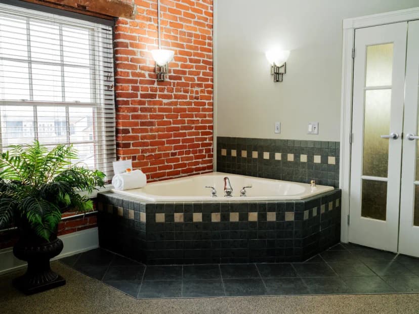 Hotels with jacuzzi in room in Lancaster