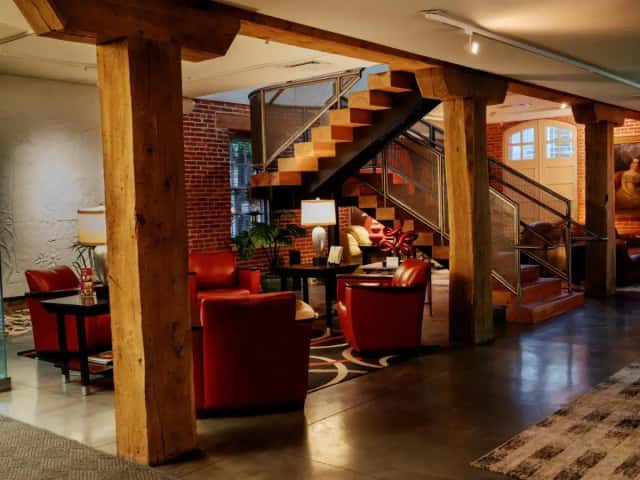 Lancaster Arts Hotel — guest room