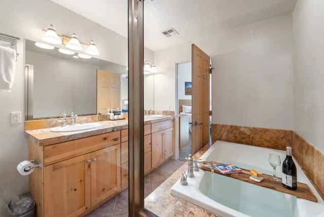 Jetted bathtub