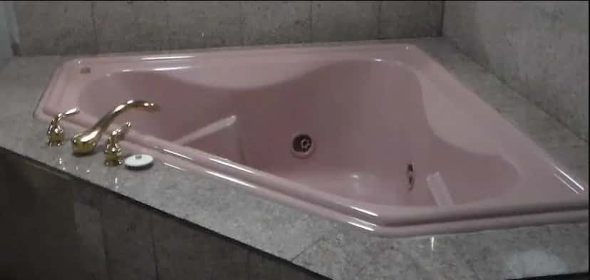 In-room hot tub at Laurel Inn in Oakland, CA