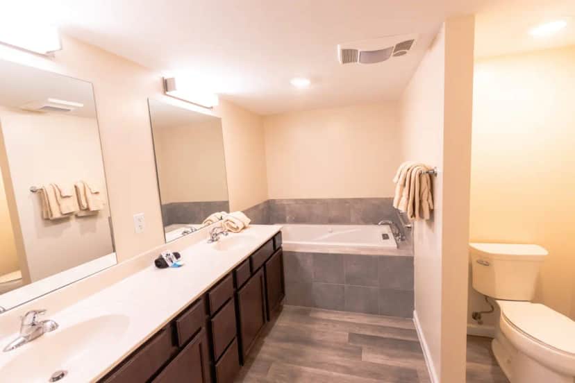 Laurel Point Resort Deep soaking bathtub