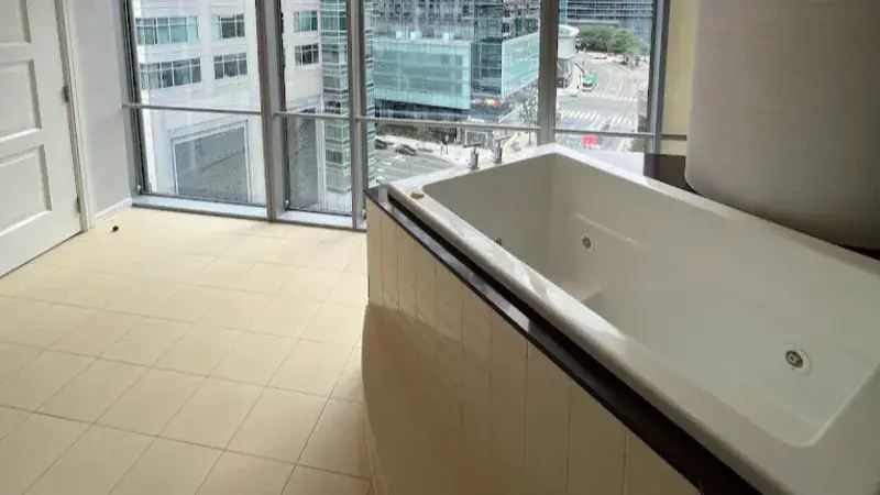 In-room hot tub at Le Méridien Arlington in Arlington, VA