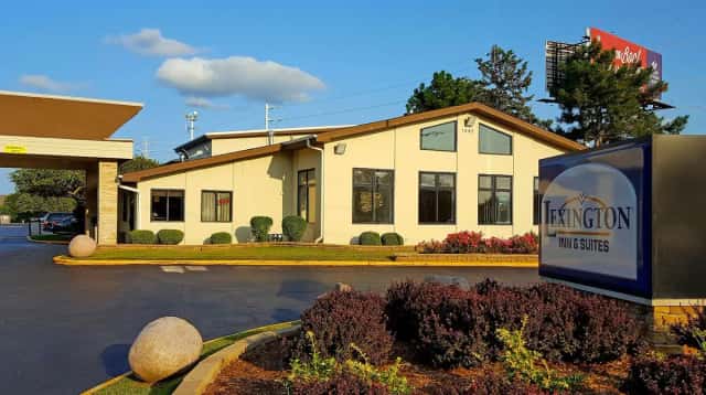 Lexington Inn & Suites NW Chicago Elgin — guest room