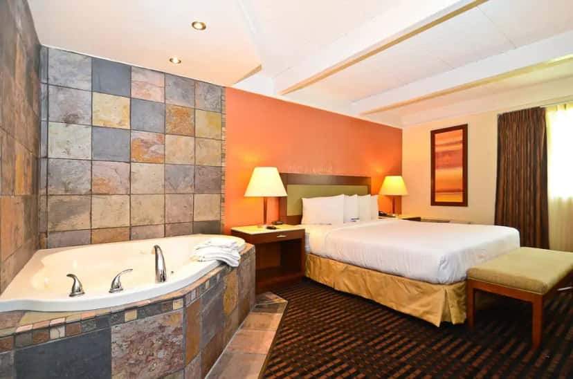 In-room hot tub at Lexington Inn & Suites NW Chicago Elgin in Elgin, IL