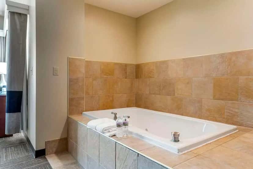 In-room hot tub at Lift Bridge Lodge, Ascend Hotel Collection in Duluth, MN