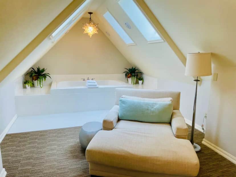 Deep soaking bathtub at Lithia Springs Resort