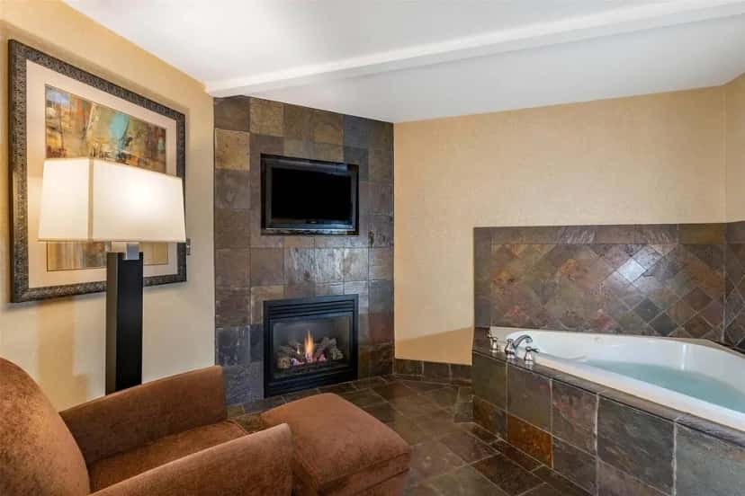 In-room hot tub at Lloyd Hotel Astoria Bayfront, Ascend Hotel Collection in Astoria, OR