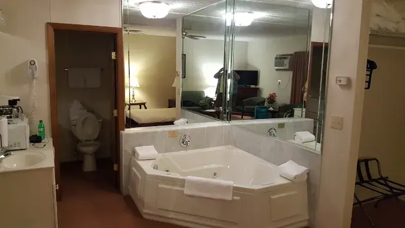 Lockport Inn and Suites — suite