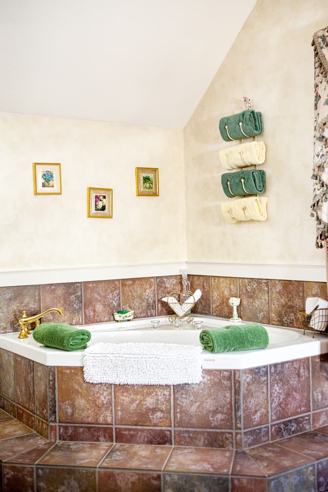 Deep soaking bathtub