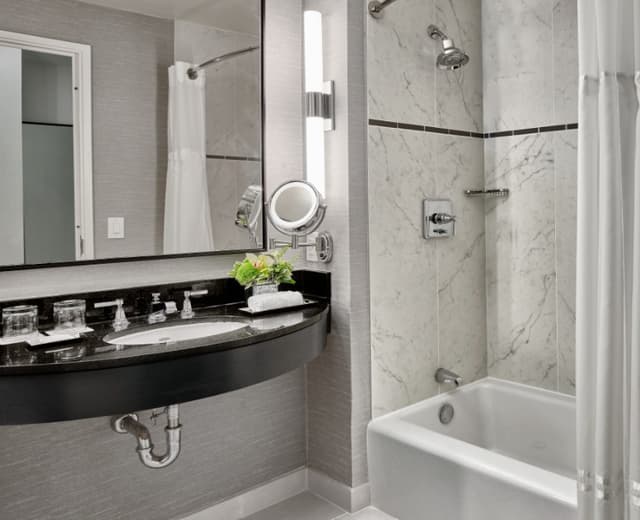 Deep soaking bathtub