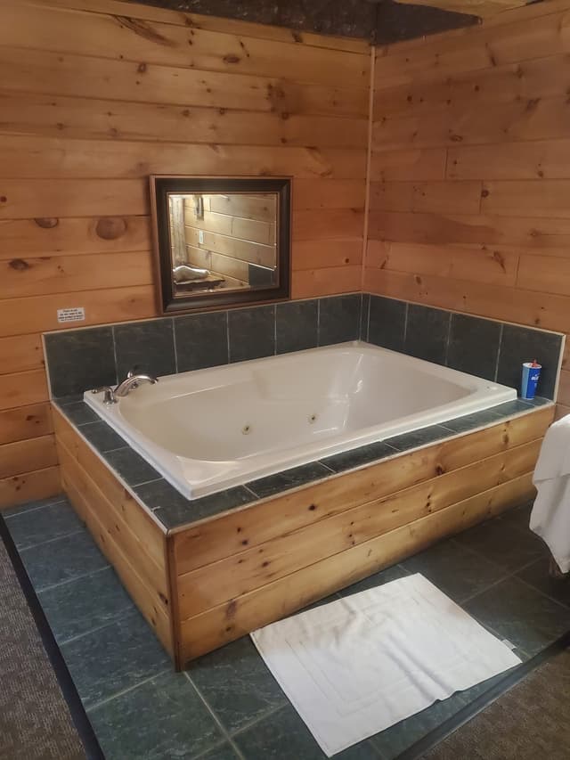 Jetted bathtub
