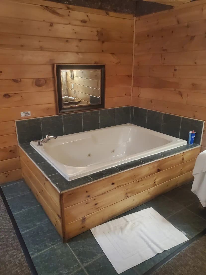 Hotels with jacuzzi in room in Jones Mills