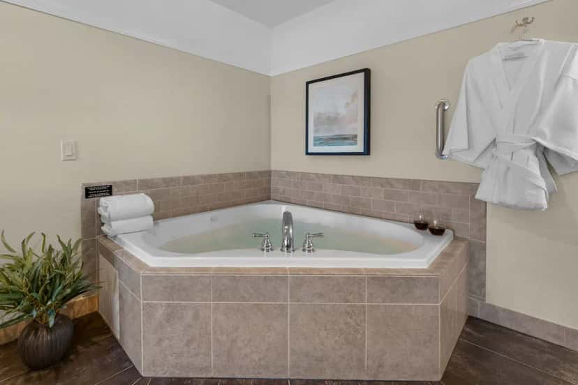 Jetted whirlpool tub at Looking Glass Inn in Lincoln City, OR