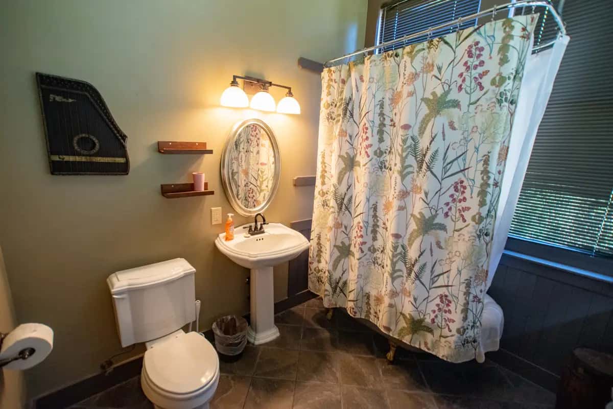 Lookout Inn of New Orleans Deep soaking bathtub