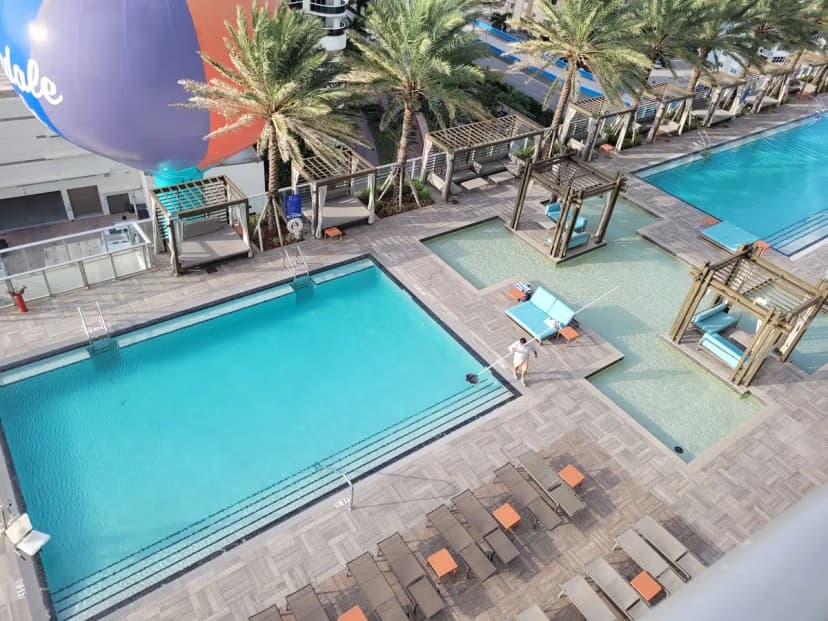 Hotels in Hollywood with a jacuzzi in the room