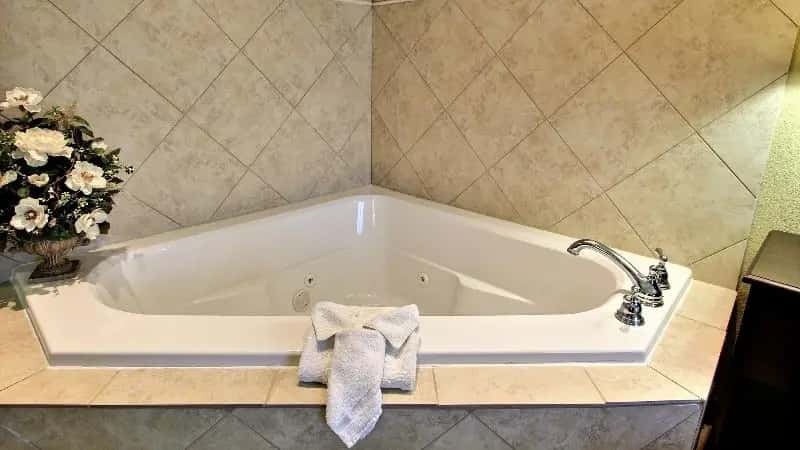 In-room hot tub at Magnolia Inn & Suites Pooler in Pooler, GA