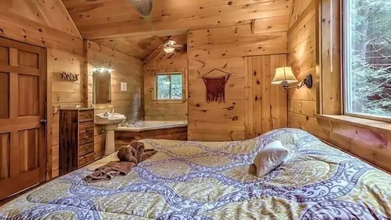 In-room jacuzzi tub at Magnolia Streamside Resort in Canadensis, PA