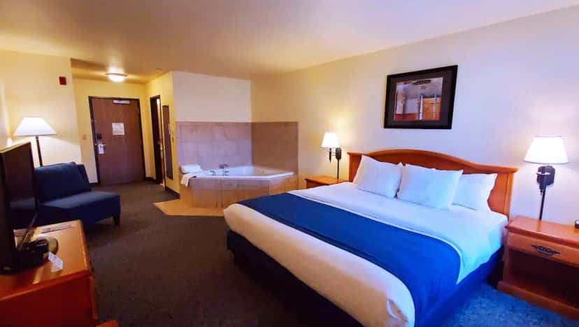 In-room hot tub at Magnuson Grand Pikes Peak in Manitou Springs, CO