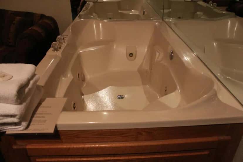 In-room hot tub at Majestic Mountain Inn in Payson, AZ