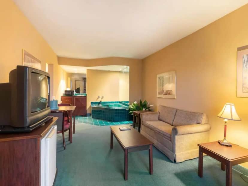 Private in-room jacuzzi in the Queen Suite Jetted Tub at Mansion view Inn & Suites
