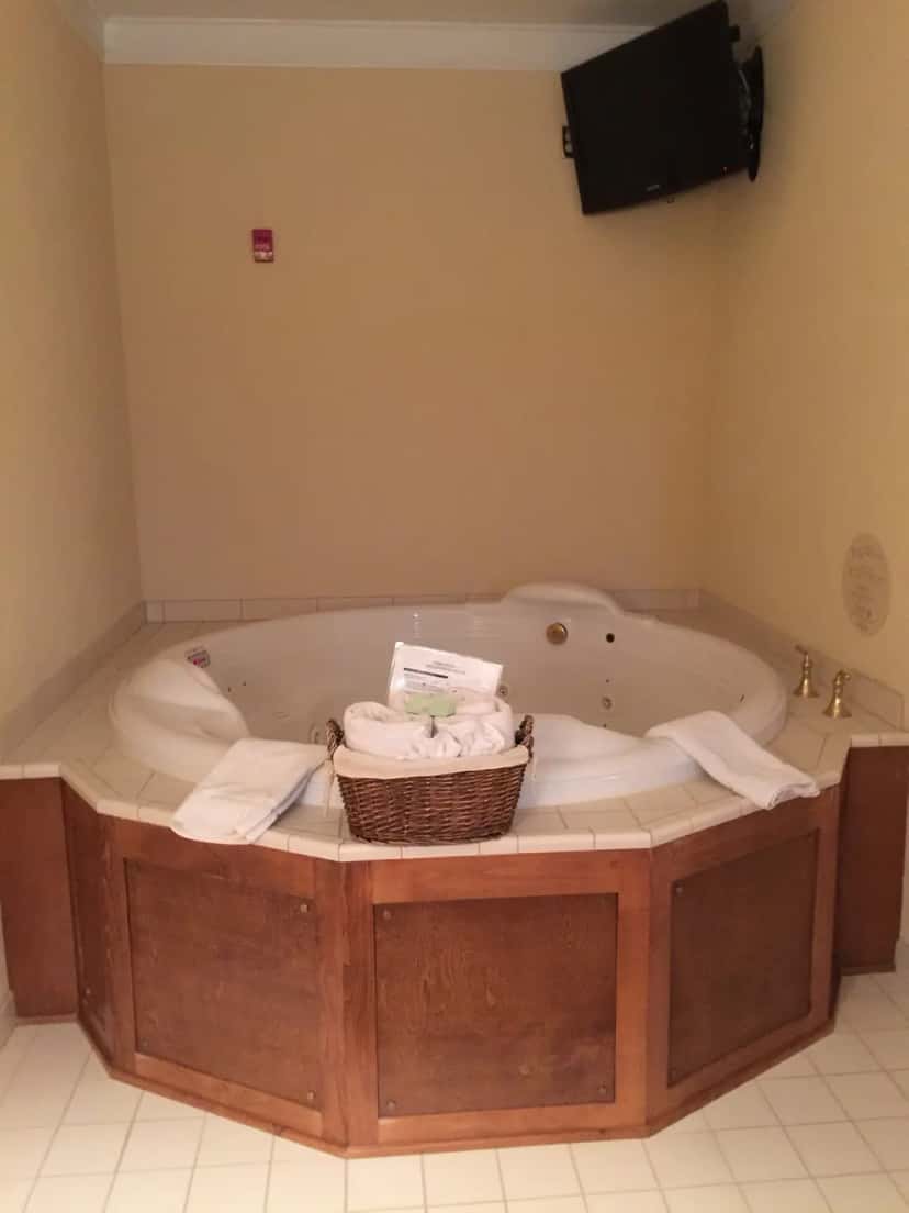 In-room hot tub at Mardi Gras Casino & Resort in Cross Lanes, WV