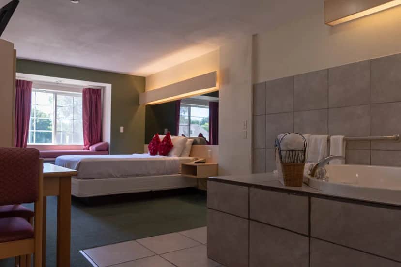 Private in-room jacuzzi tub at Mariner's Village at Carlyle Lake