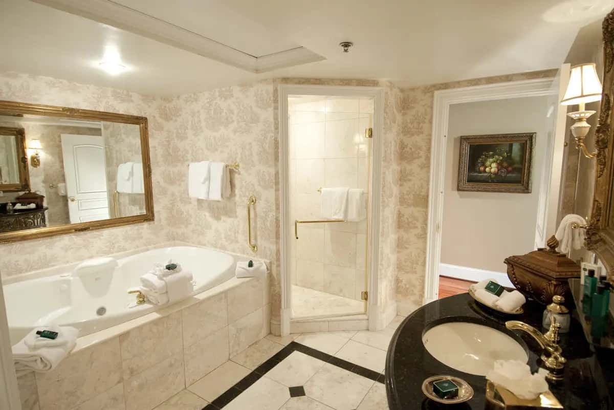 Market Pavilion Hotel jetted bathtub