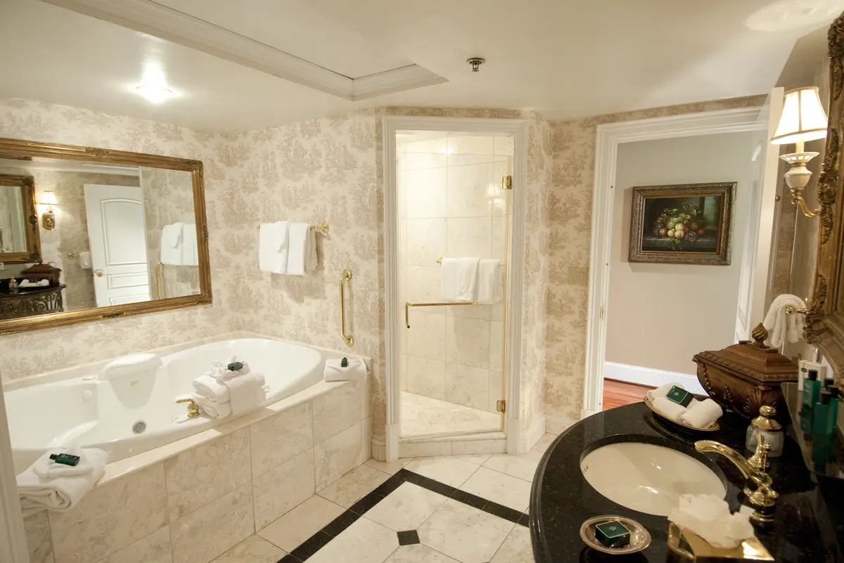 Market Pavilion Hotel jetted bathtub