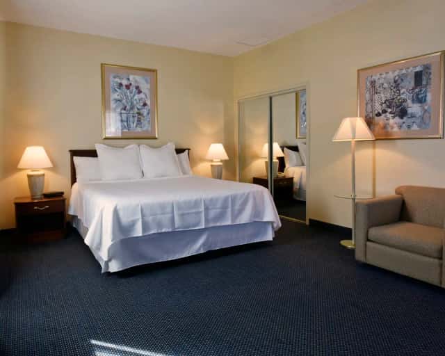 Maron Hotel & Suites — guest room