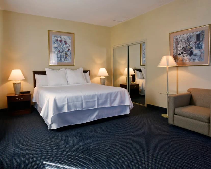 Hotels with jacuzzi in room in Danbury