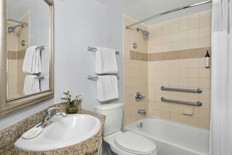 Deep soaking bathtub