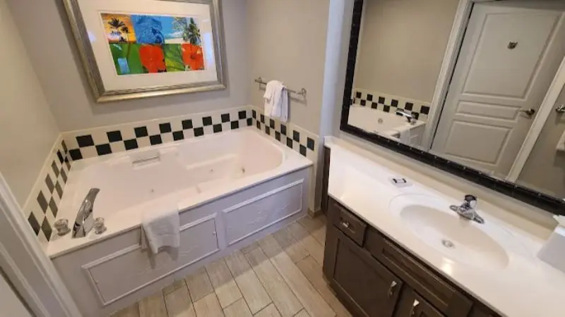 Hotels with jacuzzi in room in Palm Beach Shores